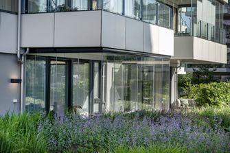 Innglasset balkong med utsikt