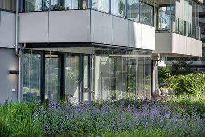 Innglasset balkong med utsikt