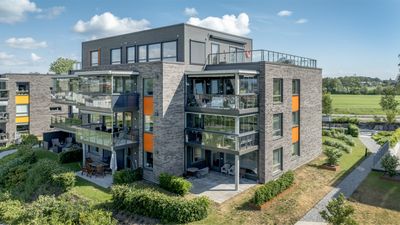 Innglasset balkong med moderne glassløsning