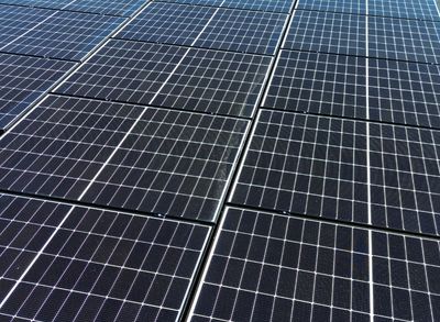 Nærbilde solceller på tak