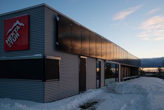 Solcellepanel på næringsbygg